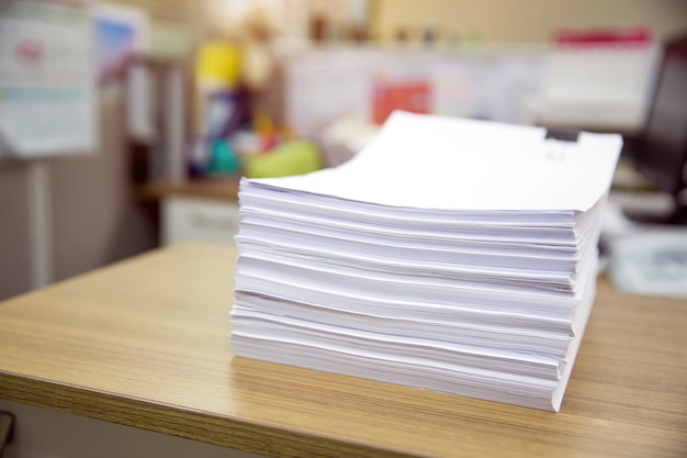 Pile d'un papier sur le bureau empilé.