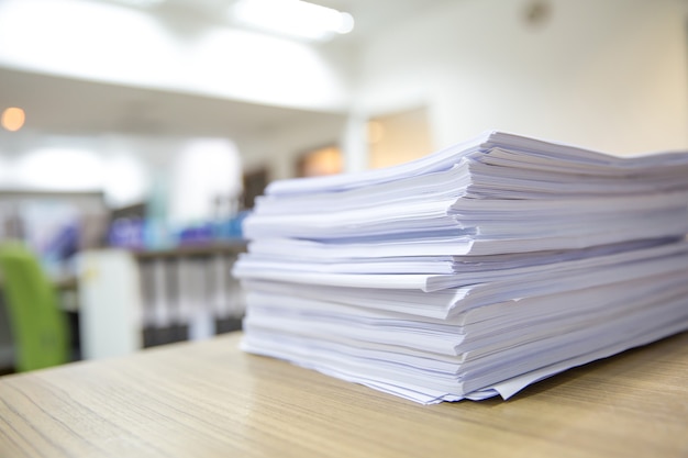 Pile d'un papier sur le bureau empilé.