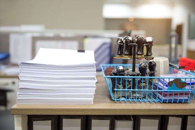 Pile d'un papier sur le bureau empilé.