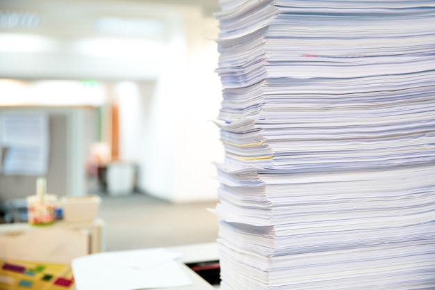 Pile d'un papier sur le bureau empilé.