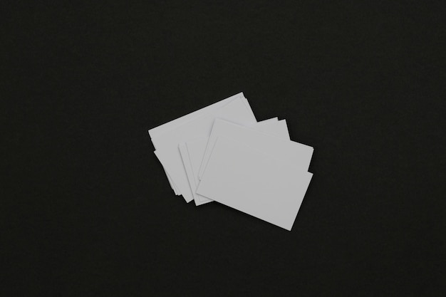 Une pile de papier carré blanc sur fond noir