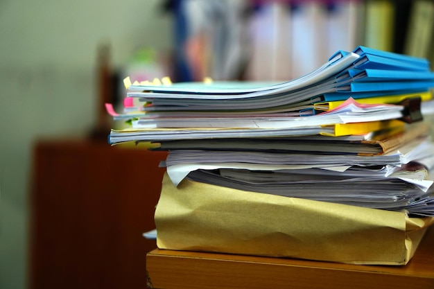 pile de papiers sur le bureau