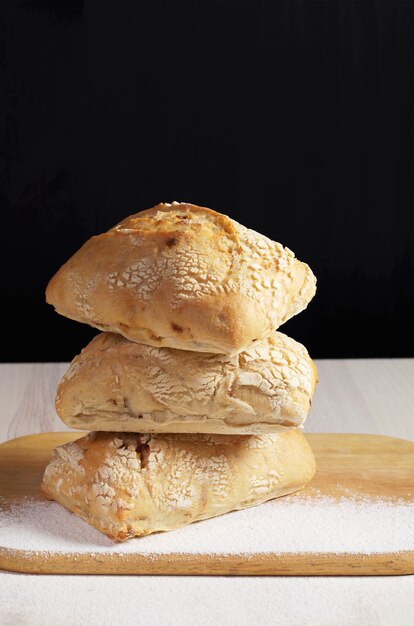 Pile de petit pain ciabatta sur une planche à découper