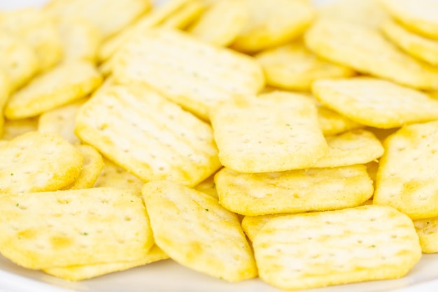 Une pile de petits biscuits au fromage