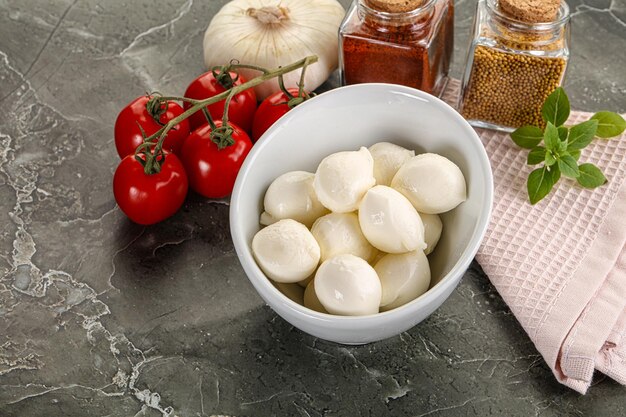 Photo une pile de petits boules de fromage mozzarella