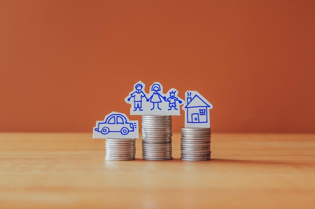 Pile de pièces d'argent sur un bureau en bois avec fond marron Concept financier ou économiser de l'argent pour la famille