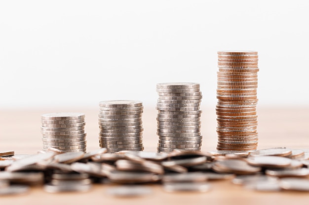 Pile De Pièces Sur Un Bureau En Bois Pour économiser De L'argent