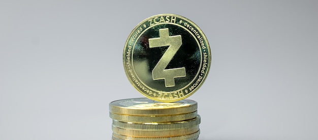 Pile de pièces de crypto-monnaie Golden ZCASH ZEC Crypto est de l'argent numérique au sein du réseau blockchain est échangé à l'aide de la technologie et de l'échange Internet en ligne Concept financier