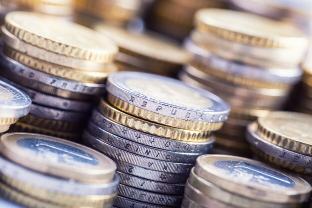 Pile de pièces en euros empilées dans des tours - macro shot.