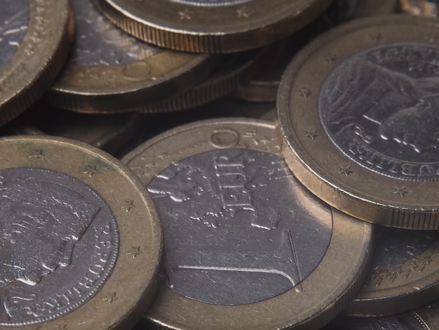 Photo une pile de pièces en euros avec le mot euro en haut à gauche.