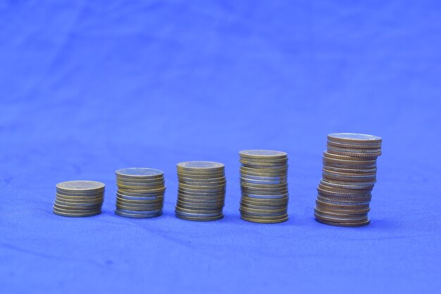 Photo une pile de pièces sur fond bleu