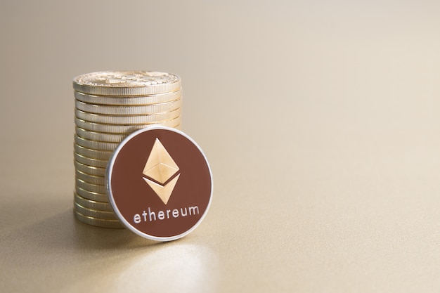 Pile de pièces d'or Ethereum