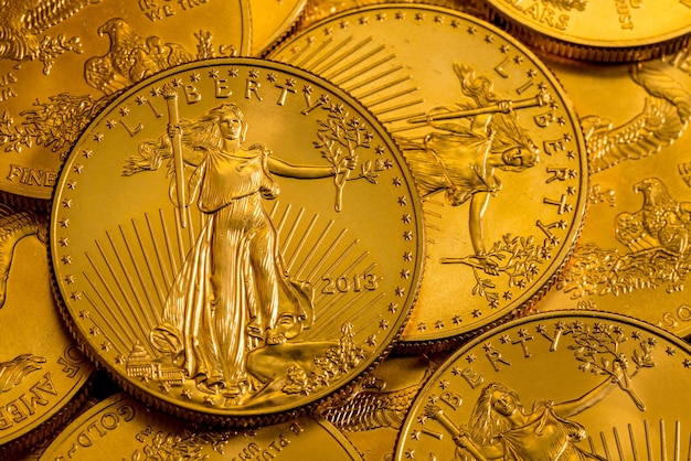 Pile de pièces d'or avec liberté sur la question du Trésor américain Gold Eagle pièce d'or pur d'une once