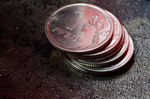 Une pile de pièces russes d'une valeur nominale de 1 rouble. sur un fond métallique foncé. fermer.