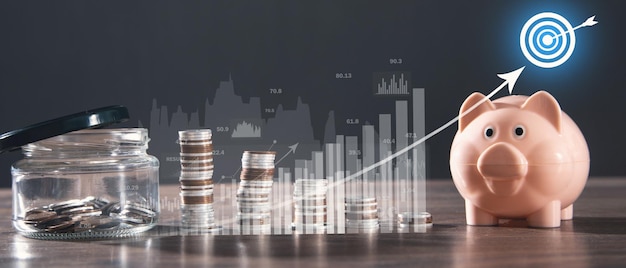 Pile de pièces et tirelire sur la table Atteindre les objectifs commerciaux avec des graphiques de croissance