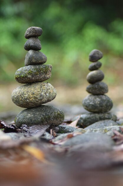 Une pile de pierres sur des cailloux