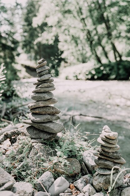 Photo une pile de pierres sur le champ