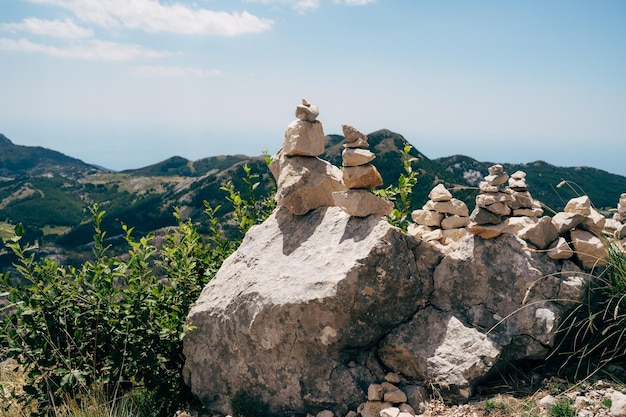 Une pile de pierres contre le ciel par une journée ensoleillée