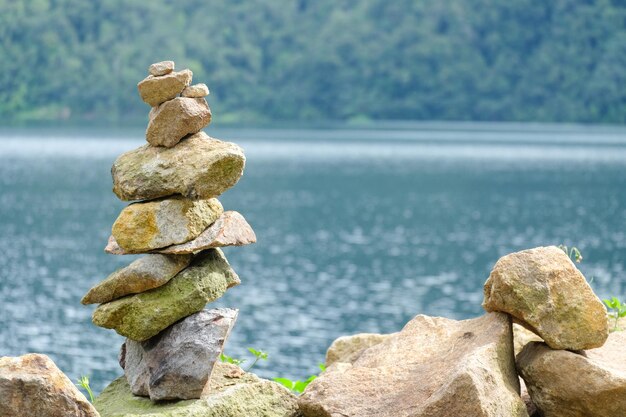 Photo une pile de pierres en équilibre