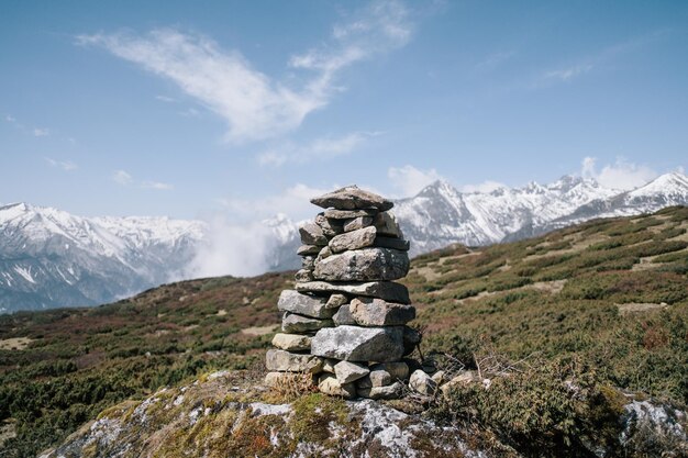 Une pile de pierres sur une montagne contre le ciel
