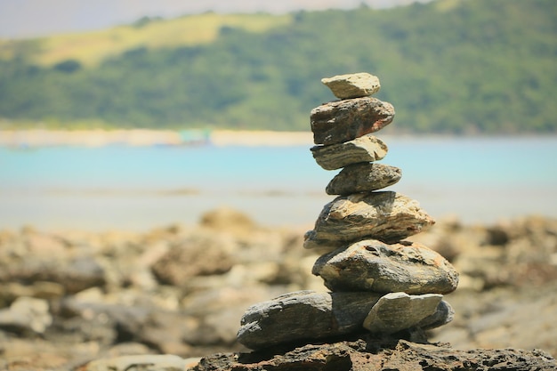 Photo une pile de pierres par une journée ensoleillée