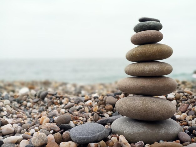 Une pile de pierres sur la plage