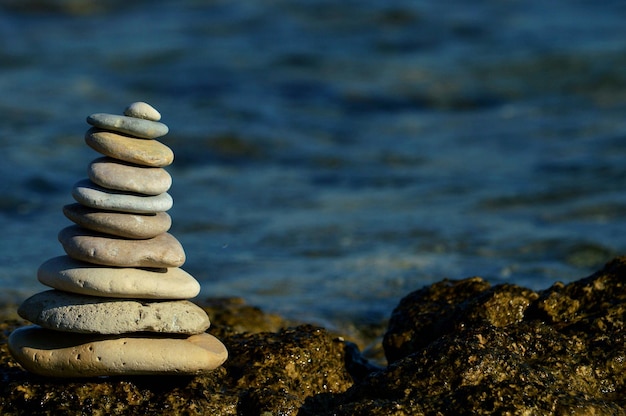 Une pile de pierres sur la plage