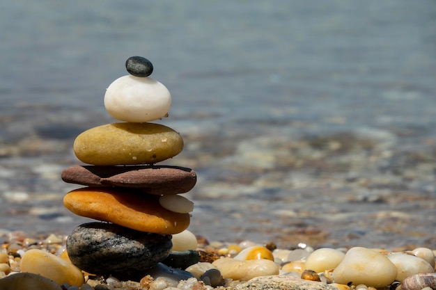 Une pile de pierres sur la plage