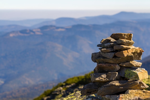 Pile de pierres recouvertes de mousse au sommet d'une montagne sur la scène des montagnes. Concept d'équilibre et d'harmonie. Pile de roches zen. Détail de la nature sauvage et de la géologie.