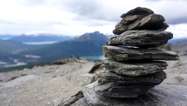 Une pile de pierres sur une roche contre la vue de la Patagonie