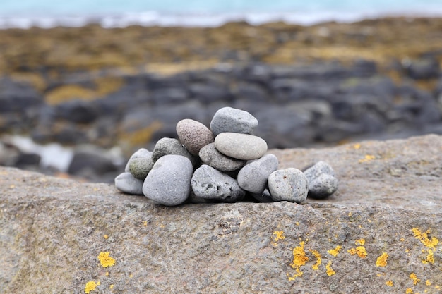 Photo une pile de pierres sur un rocher