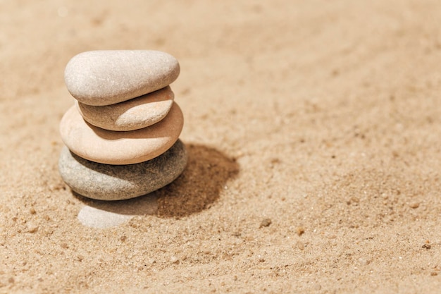pile de pierres sur le sable, méditation zen