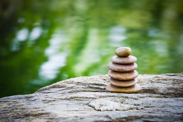 Pile de pierres zen dans le jardin