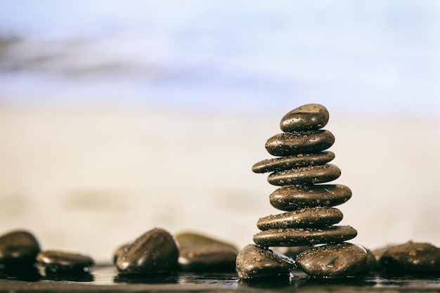 Pile de pierres zen sur fond de plage