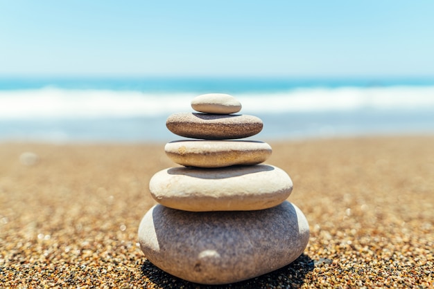 Pile de pierres zen sur la plage près de la mer