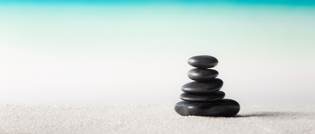 Pile de pierres zen sur la plage de sable