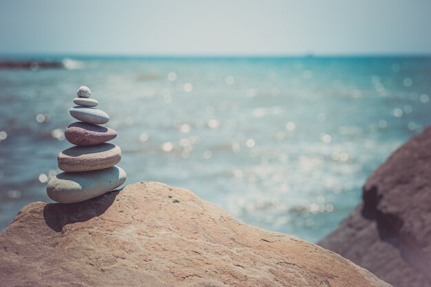 Pile de pierres zen près de la mer. Harmonie, équilibre.