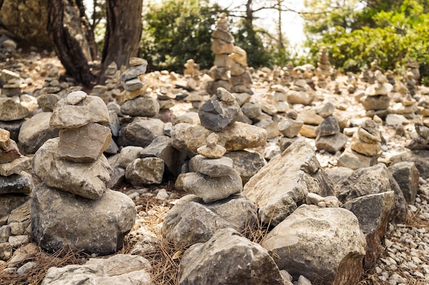 Pile de pierres zenPile de pierres au sommet de la montagne Pile de pierres pierre et montagnes Pierre équilibrée pour la méditation Zen comme le yoga apaisant l'esprit et le concept de relaxation