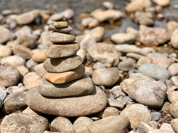 Photo une pile de pierres.