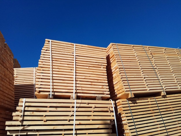 Pile de planches de bois au parc à bois