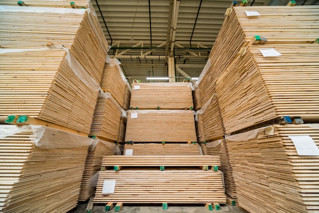 Pile de planches en bois brut naturel.