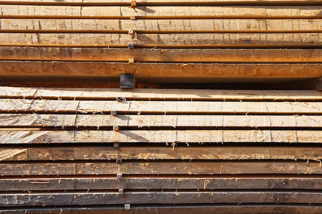 Pile de planches de bois à la cour à bois