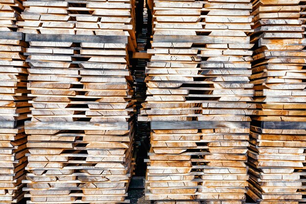 Pile de planches de bois à la cour à bois