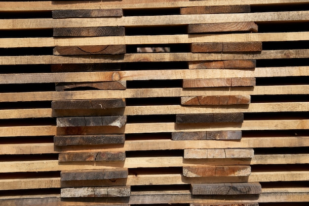 La pile de planches de bois peut être utilisée pour le fond