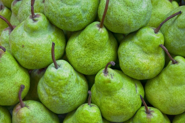 Pile de poires sur un étal de marché