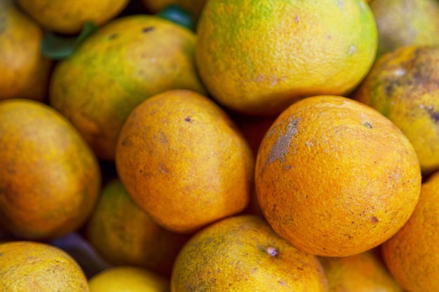 Pile de Pomelos sur une échoppe de marché