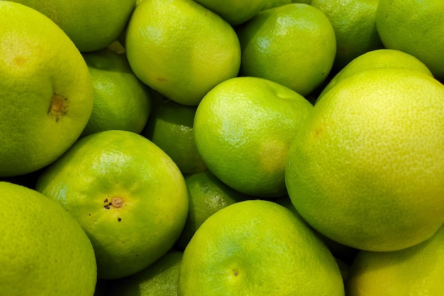 Pile de Pomelos sur une échoppe de marché