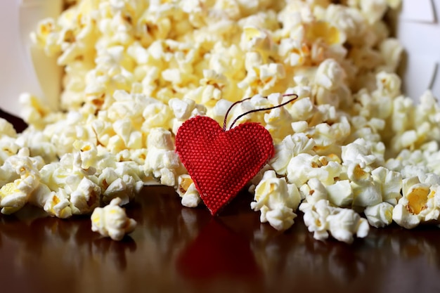 Pile de pop-corn en forme de coeur