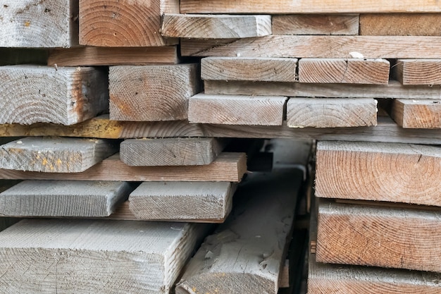 Pile de poteaux en bois dans une cour à bois, photo en gros