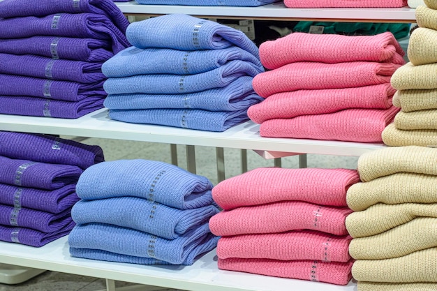 Une pile de pulls chauds de différentes couleurs